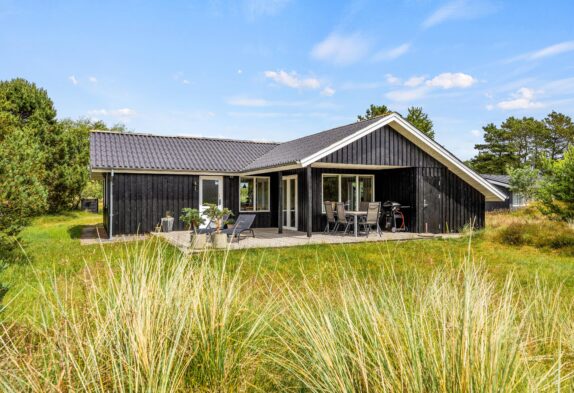 Hyggeligt sommerhus med brændeovn til 6 personer i Blåvand