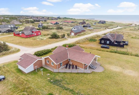 Firestjernet feriehus med spa og sauna – kun 100 meter fra stranden