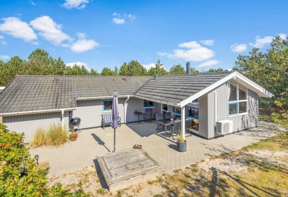 Hyggeligt, lyst sommerhus med spa