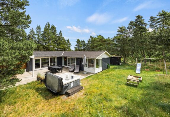 Sommerhus i fredelige omgivelser med wellness-facilliter – hund tilladt