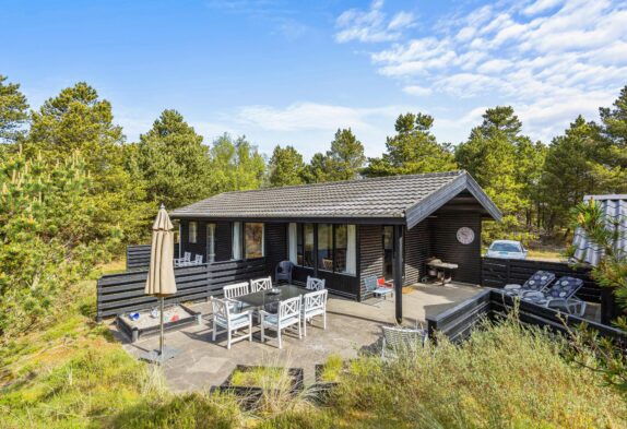 Klassisk træsommerhus med skønt anneks på lukket vej i Blåvand