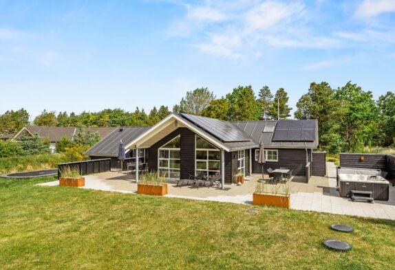 Skønt aktivitetshus med udespa og sauna i Blåvand