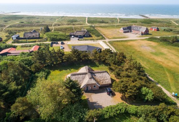 Stråtækt idyl med spa og sauna beliggende tæt på strand