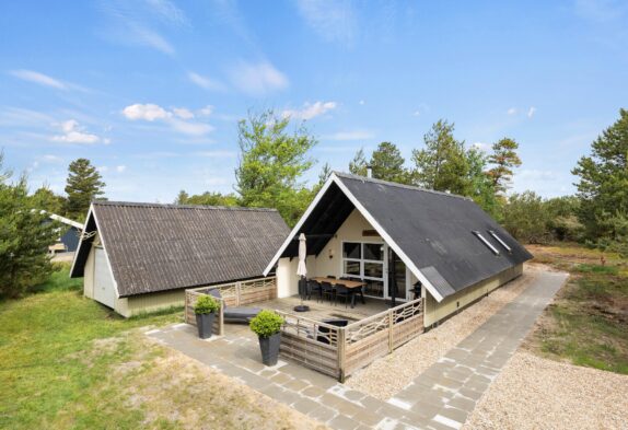 Renoveret feriehus i klassisk stil på stor naturgrund