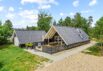 Renoveret feriehus i klassisk stil på stor naturgrund (billede 1)