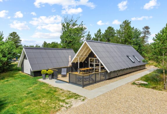 Renoveret feriehus i klassisk stil på stor naturgrund