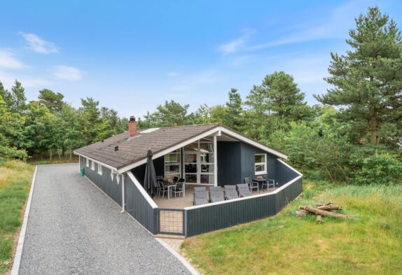 Flot vedligeholdt træhus med plads til 8 personer i Blåvand