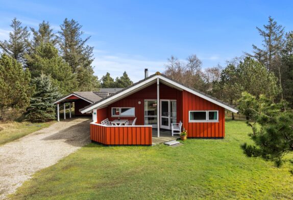 Charmerende sommerhus med spabad og sauna