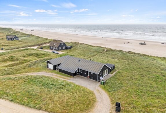 Strandnært sommerhus med havudsigt