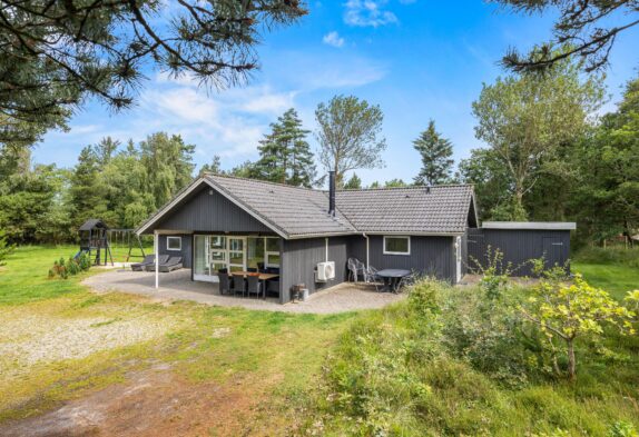 Nydeligt sommerhus med stor have og vildmarksbad