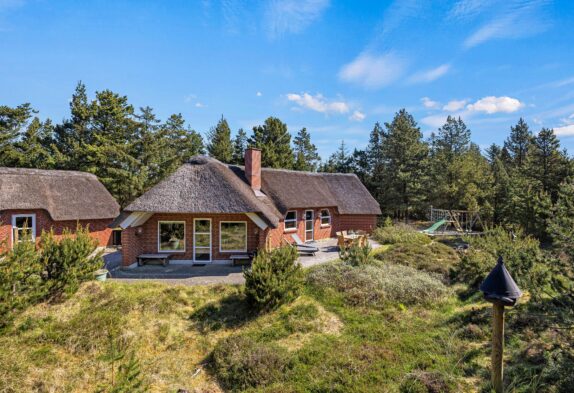 Charmerende feriehus på smuk naturgrund i Blåvand