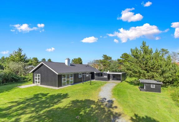 Dejligt sommerhus med carport nær vandet og Blåvands bymidte