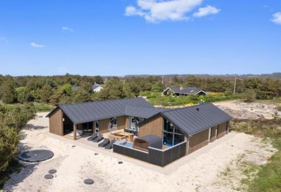 Luxuriöses Ferienhaus mit Outdoor-Wellnessbereich in Blåvand