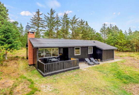 Klassisk sommerhus med brændeovn og lukket terrasse