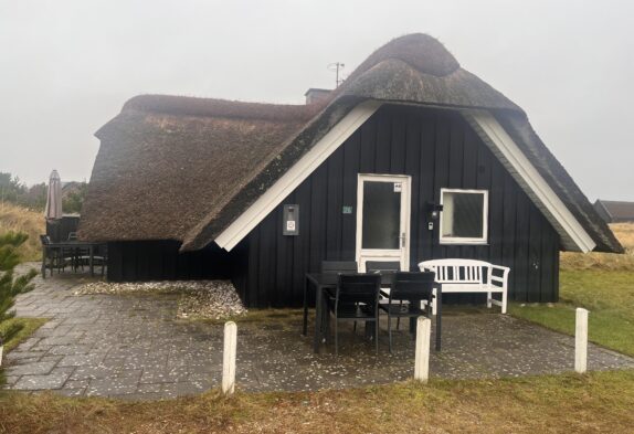 Charmerende feriehus tæt på strand og by