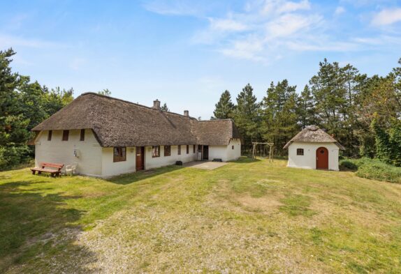 Go’, gammeldaws hygge i fint, stråtækt sommerhus