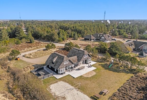 Traumhaftes Ferienhaus in Sydslugen 1B in Blåvand mit Whirlpool, Sauna und Pool