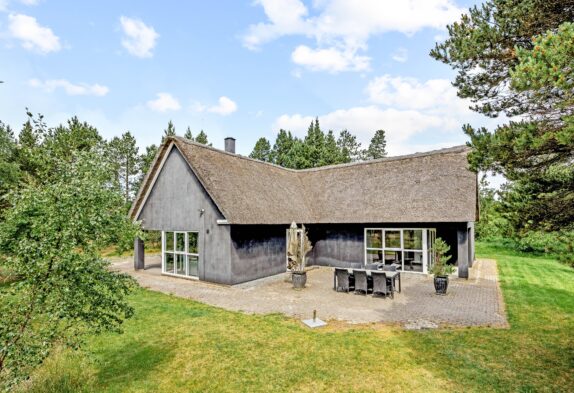 Stort, hyggeligt sommerhus med spa og sauna i Blåvand