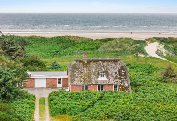 Dejligt, personligt indrettet sommerhus med brændeovn i Blåvand