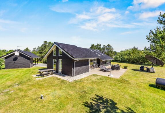 Schönes, helles Ferienhaus mit Indespa, Indesauna und Kaminofen in Blåvand