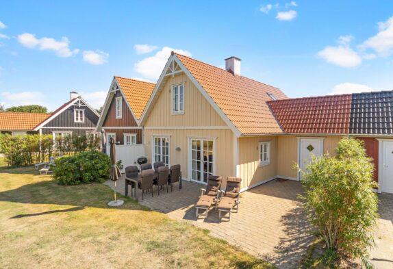 Schönes Holzferienhaus mit Holzofen und Sauna in Blåvand