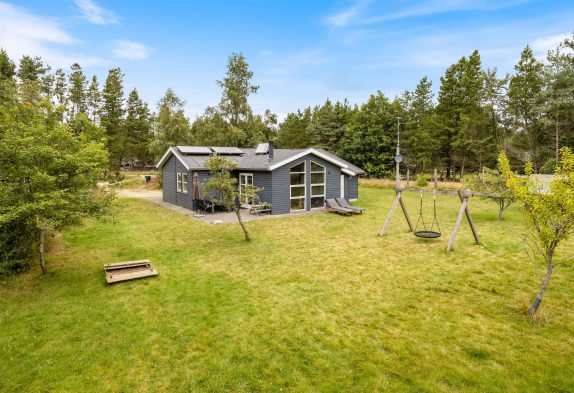 Skønt sommerhus med spabad på hyggelig grund i Ho