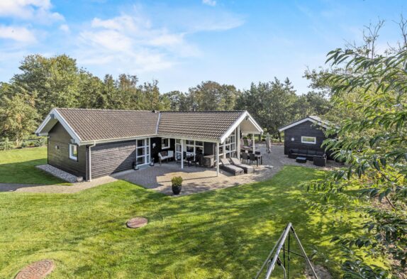Hyggeliges Ferienhaus mit Sauna und Whirlpool in Ho