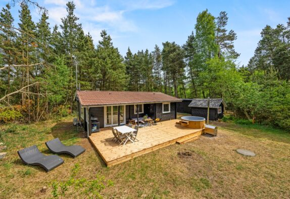 Rustikales Ferienhaus mit schöner Terrasse und Badetonne
