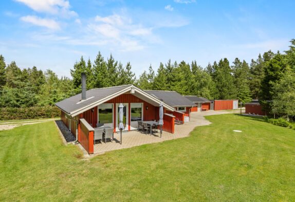 Gepflegtes rotes Holzhaus in Ho