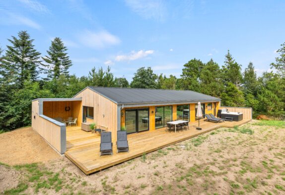 Luksus-sommerhus med aktivitetsrum, udespa og udesauna i Ho