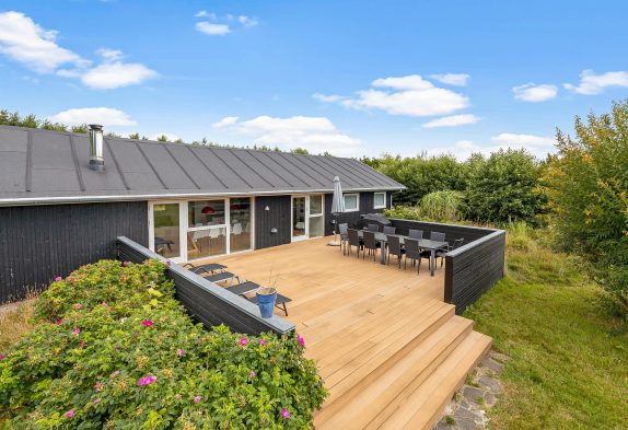Lyst sommerhus med brændeovn på plænegrund i Rindby på Fanø