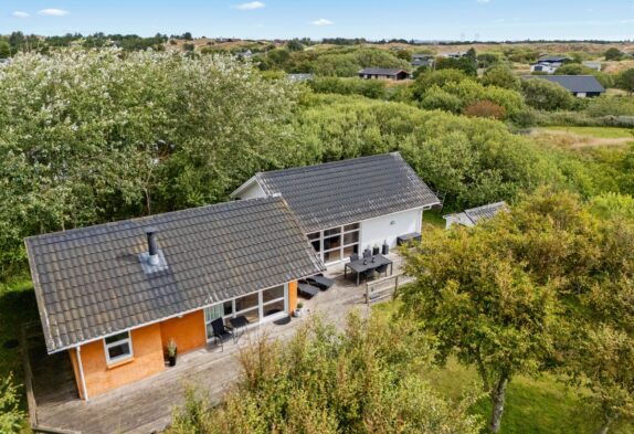 Schönes Ferienhaus mit Kaminofen – 600 m zum Strand