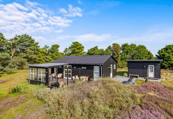 Idyllisk sommerhus på lækker naturgrund