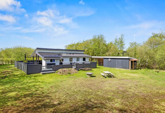 Hyggeligt feriehus med lukket terrasse i Rindby