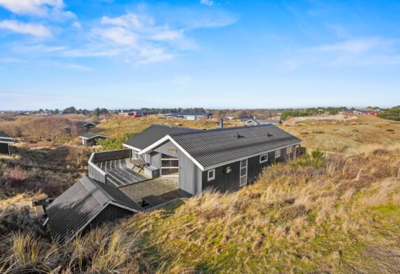 Attraktivt feriehus med dejlig udsigt nær havet