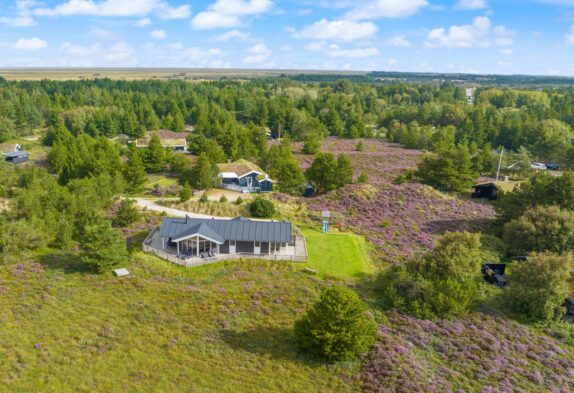 Dejligt sommerhus med stor lukket terrasse ved skøn natur