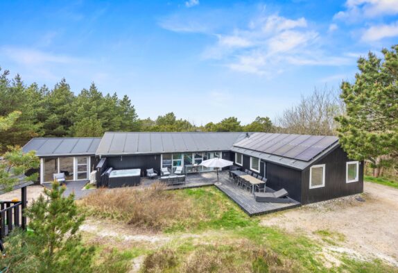 Nyrenoveret poolhus med billard, udespa og skønt udeareal