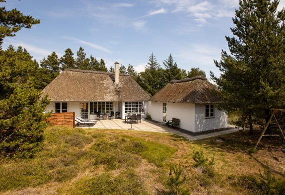 Hyggeliges Reetdachhaus mit Sauna, Trampolin und eingezäunten Garten