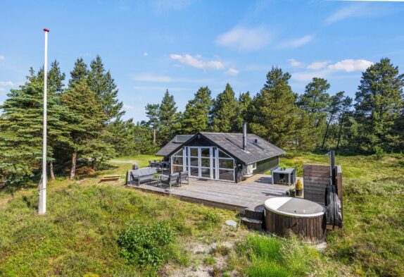 Charmerende sommerhus med vildmarksbad