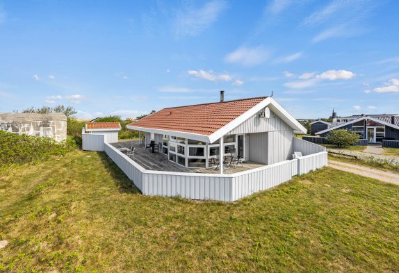 Traditionelt og strandnært sommerhus med spa og sauna