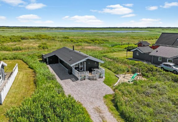 Attraktives Ferienhaus mit zwei Terrassen und nah am Strand  