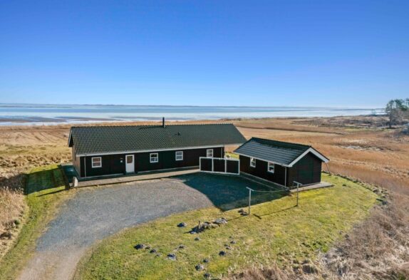 Großes Aktivitätshaus mit Badetonne mit Panoramablick auf das Wattenmeer