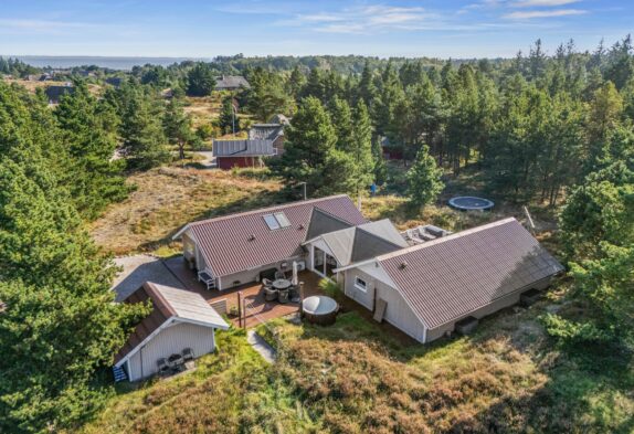 Dejligt sommerhus med vildmarksbad og stor overdækket terrasse