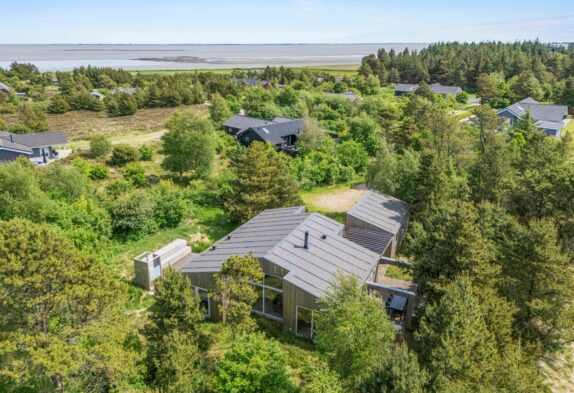 Smagfuldt sommerhus med brændeovn og lademulighed
