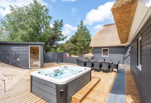 Moderne stråtækt sommerhus med sauna, spabad og stor terrasse
