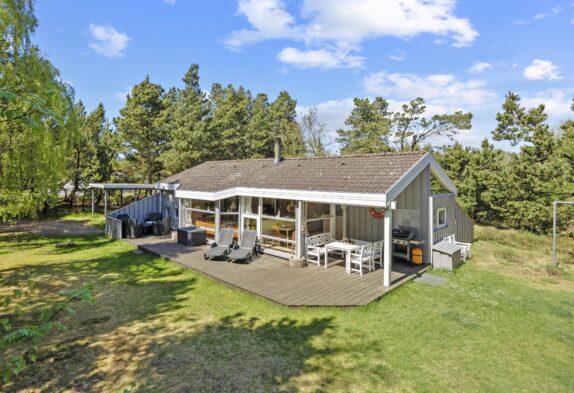 Lyst sommerhus med brændeovn i Sønderstrand
