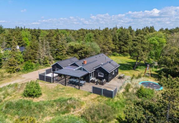 Dejligt familievenligt poolhus med udespa og unikt udeareal