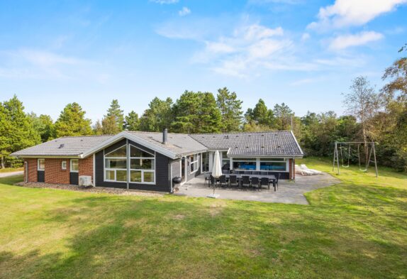 Stort og naturskønt sommerhus med pool, spa og sauna