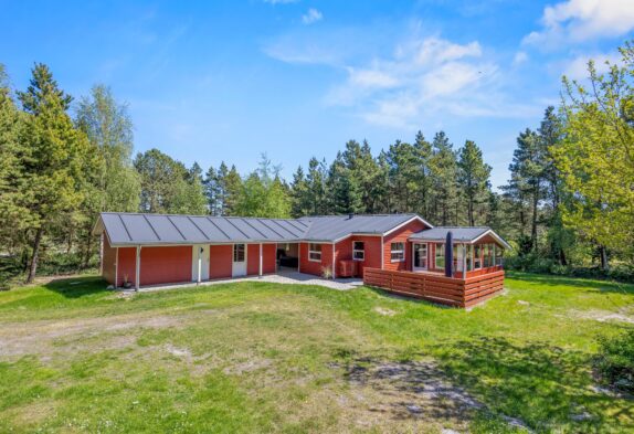 Feriehus med aktivitetsrum og brændeovn