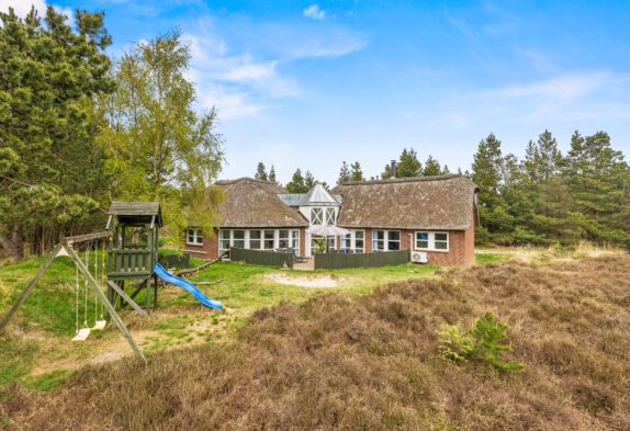 Renoveret sommerhus til 8 personer med sauna og legetårn